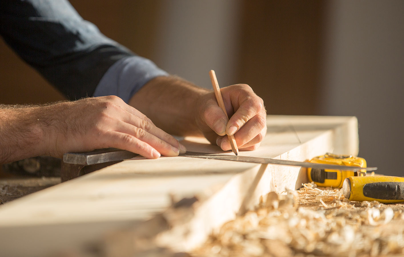 Tischler bearbeitet Holz